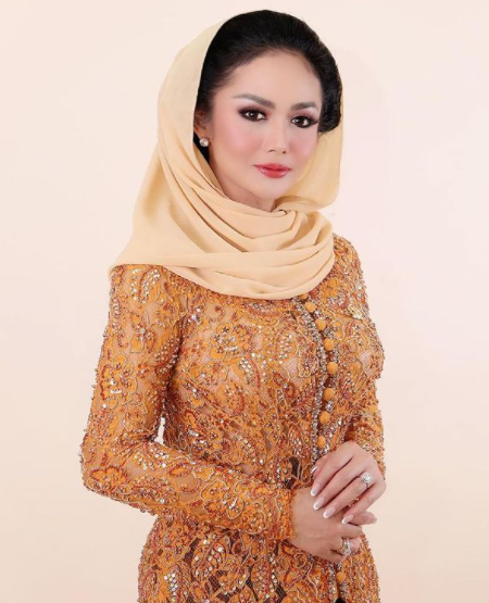 Tampil anggun & berkelas, ini 11 inspirasi gaya Krisdayanti berkebaya