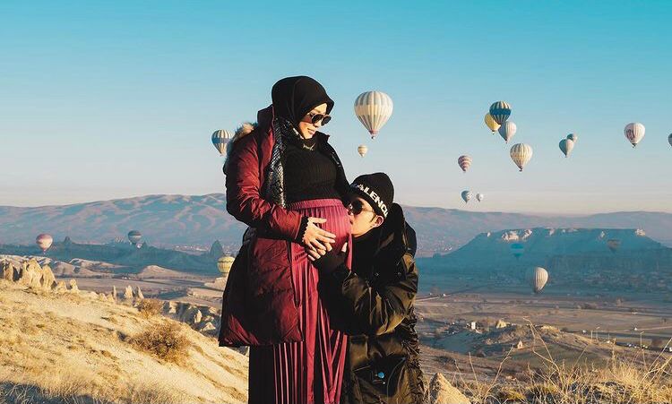 7 Gaya Aurel Hermansyah liburan di Turki, stylish dengan perut buncit