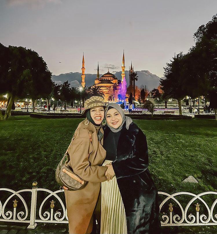 7 Gaya Aurel Hermansyah liburan di Turki, stylish dengan perut buncit