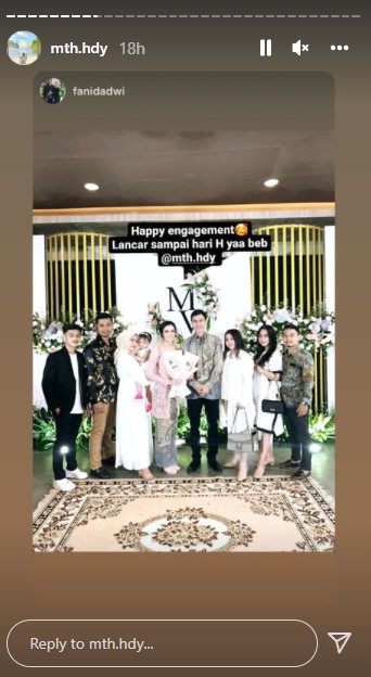 9 Momen lamaran pebulu tangkis Shesar Hiren Rhustavito dan kekasih