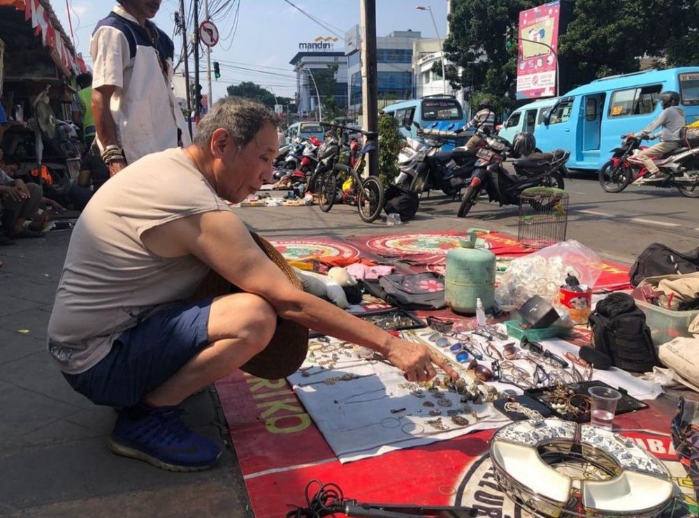 Potret kesederhanaan bos jalan tol Jusuf Hamka, makan di warteg