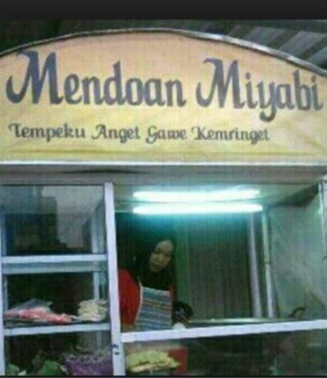 15 Tulisan lucu di gerobak gorengan bikin senyum kecut