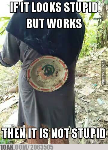 11 Aksi nyeleneh orang usir nyamuk ini bikin geleng kepala