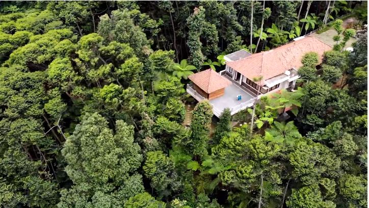 Miliki udara sejuk di kaki Gunung Salak, 11 potret vila Camelia Malik