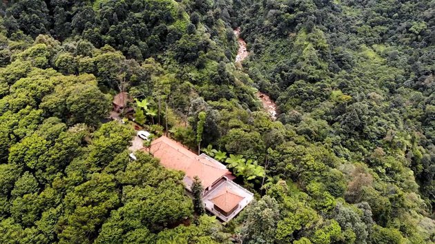 Miliki udara sejuk di kaki Gunung Salak, 11 potret vila Camelia Malik