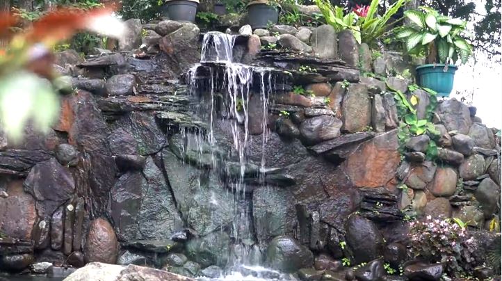 Miliki udara sejuk di kaki Gunung Salak, 11 potret vila Camelia Malik