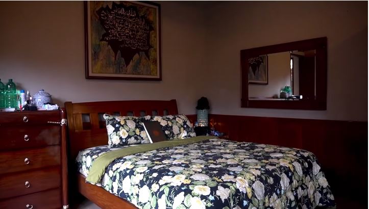 Miliki udara sejuk di kaki Gunung Salak, 11 potret vila Camelia Malik