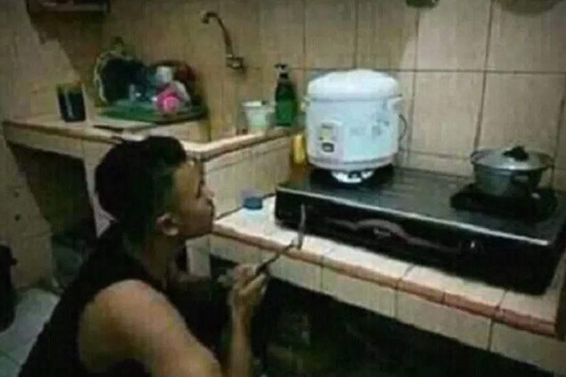 13 Momen lucu belajar masak ini nyelenehnya bikin tepuk jidat