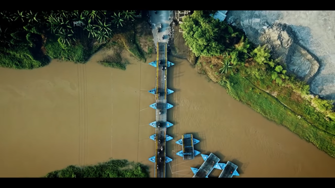 Kisah Haji Endang bangun jembatan perahu, untung Rp 25 juta sehari