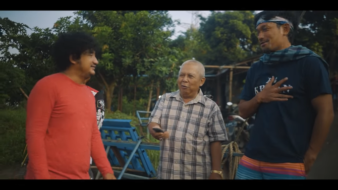 Kisah Haji Endang bangun jembatan perahu, untung Rp 25 juta sehari