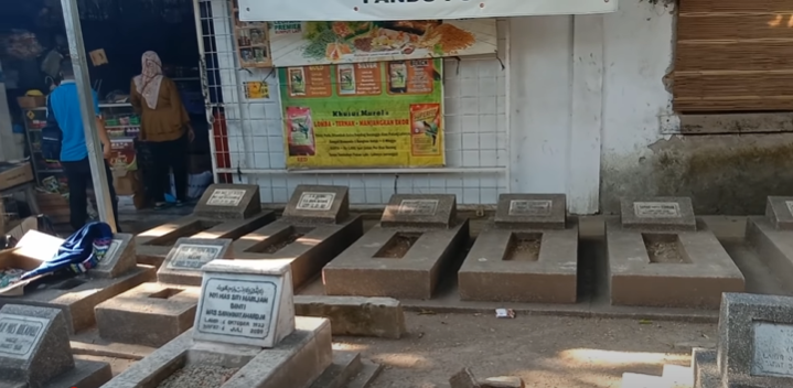 Viral kampung berdampingan dengan kompleks makam, ini 9 potretnya