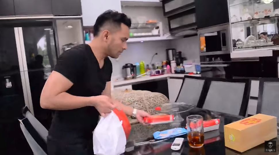 Potret ruang makan 9 penyanyi pria, mini bar Afgan minimalis