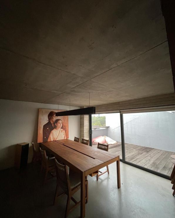 Potret ruang makan 9 penyanyi pria, mini bar Afgan minimalis