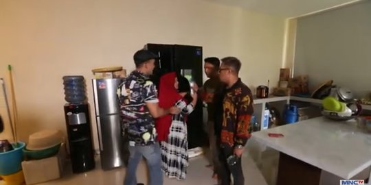 Potret ruang makan 9 penyanyi pria, mini bar Afgan minimalis