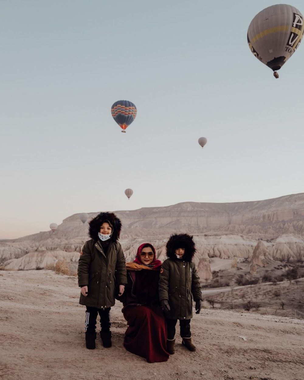 9 Gaya Arsy Hermansyah liburan di Turki, tampil anggun berhijab