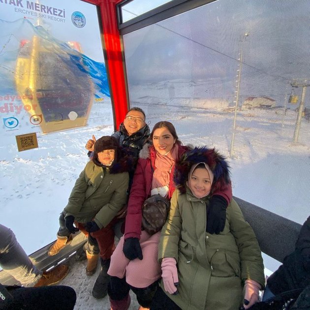 9 Gaya Arsy Hermansyah liburan di Turki, tampil anggun berhijab