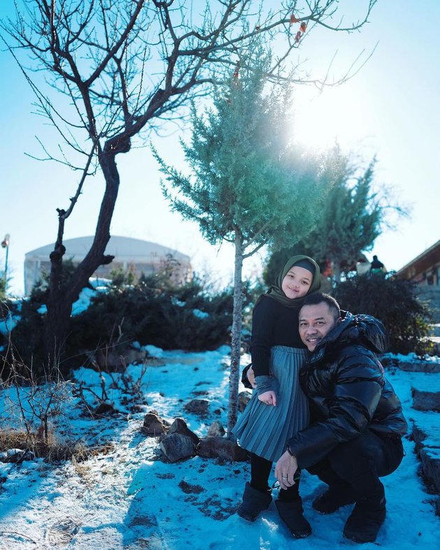 9 Gaya Arsy Hermansyah liburan di Turki, tampil anggun berhijab