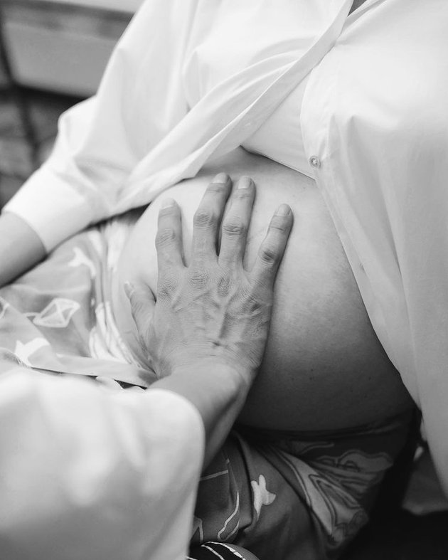 11 Potret maternity shoot Nadine Chandrawinata, estetik penuh makna