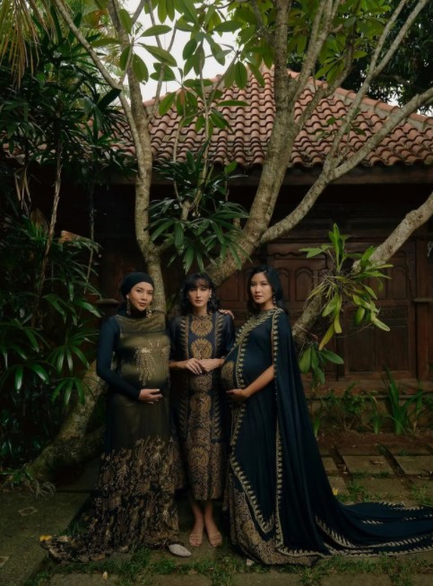 11 Potret maternity shoot Nadine Chandrawinata, estetik penuh makna