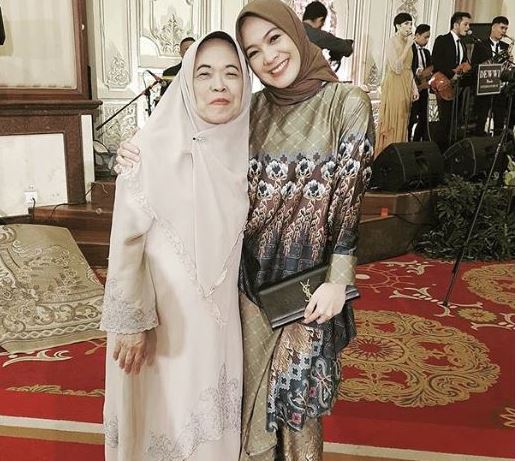 9 Potret kenangan Dian Ayu dan ibunda, dampingi hingga tutup usia