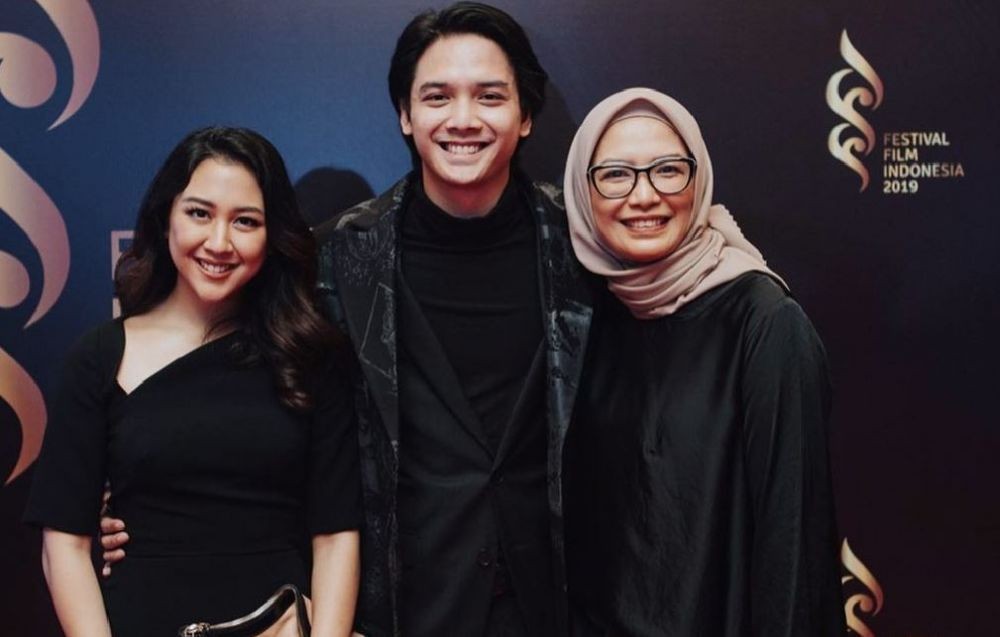 Momen kebersamaan 15 penyanyi bareng mertua, menantu kesayangan