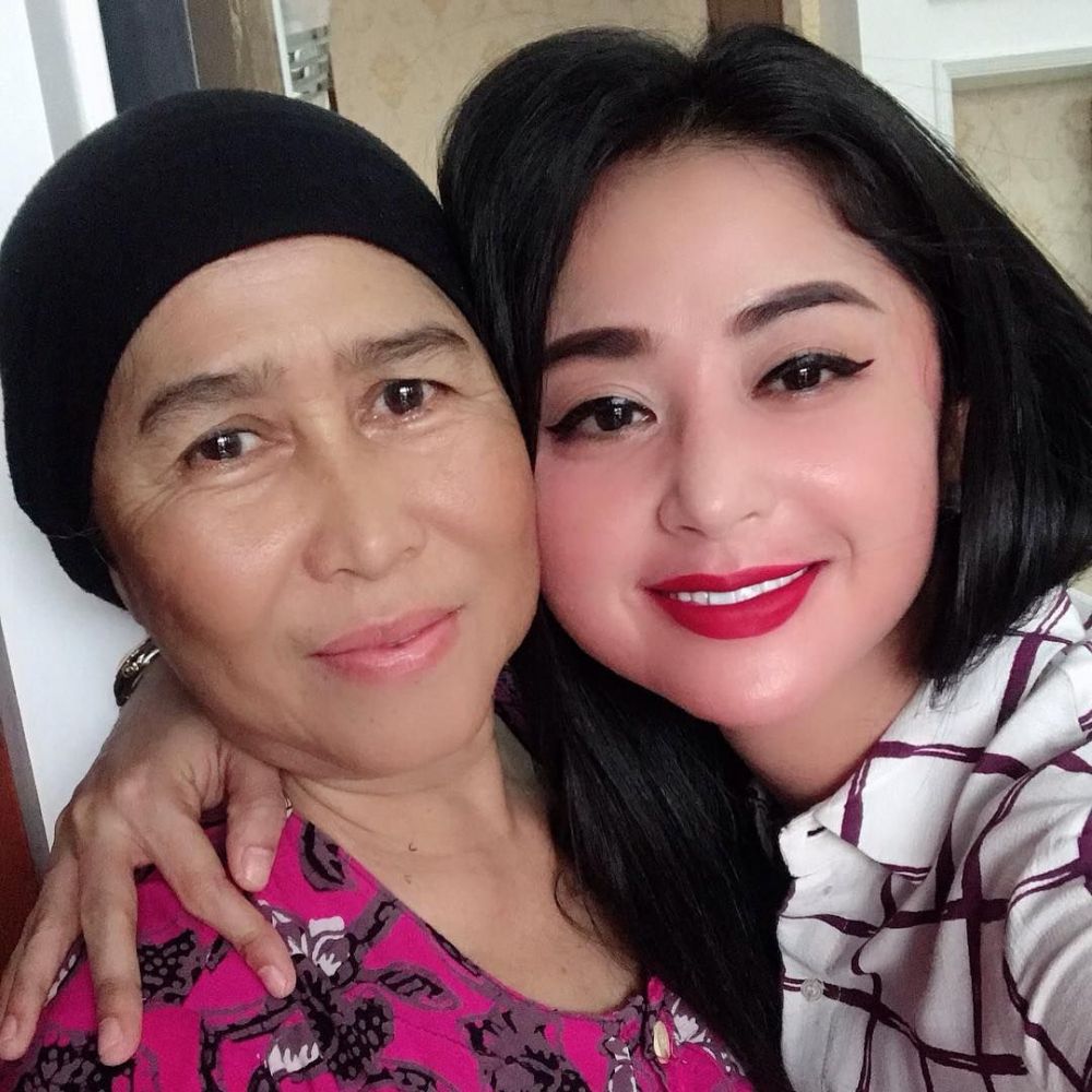 Momen kebersamaan 15 penyanyi bareng mertua, menantu kesayangan
