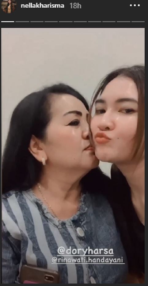 Momen kebersamaan 15 penyanyi bareng mertua, menantu kesayangan