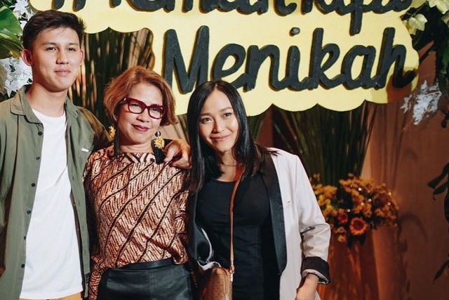 Momen kebersamaan 15 penyanyi bareng mertua, menantu kesayangan