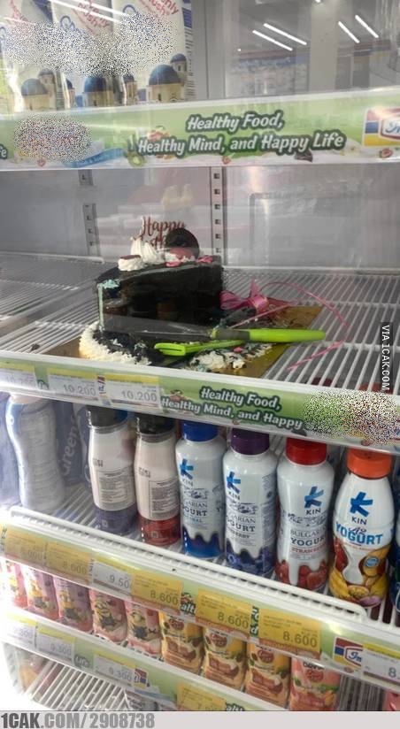 9 Potret isi kulkas di tempat belanja ini bikin ketawa geli