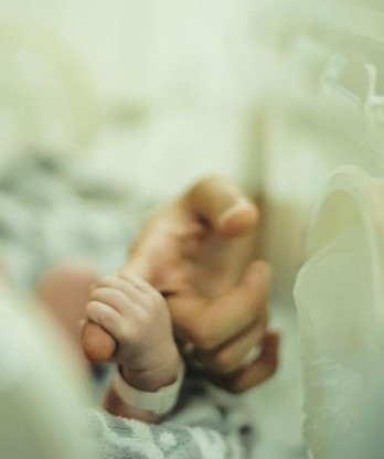 15 Seleb melahirkan pada 2021, Lesty Kejora secara prematur