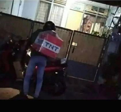 11 Potret lucu orang gendong barang ini penampakannya kocak