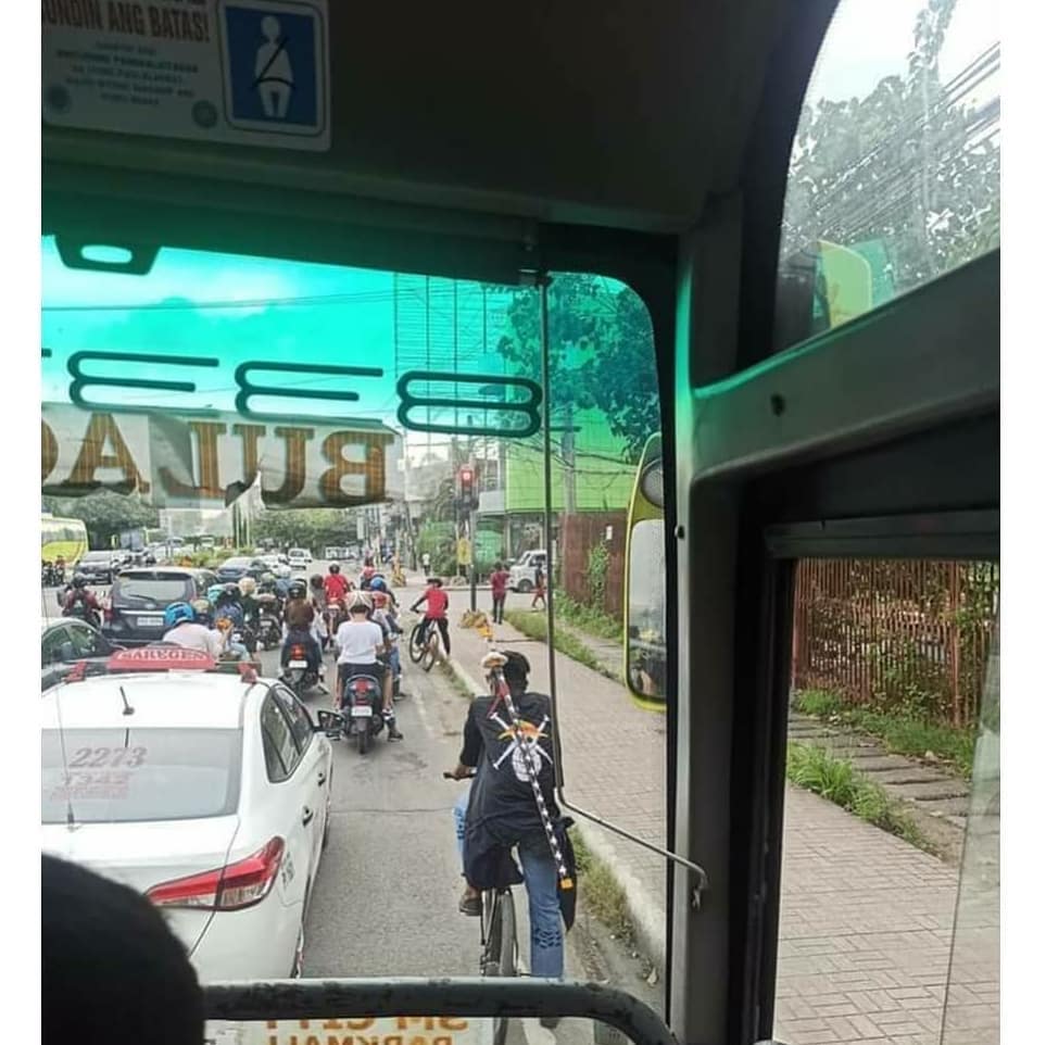 11 Potret lucu orang gendong barang ini penampakannya kocak