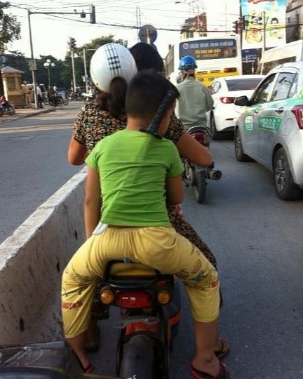 11 Potret lucu orang gendong barang ini penampakannya kocak