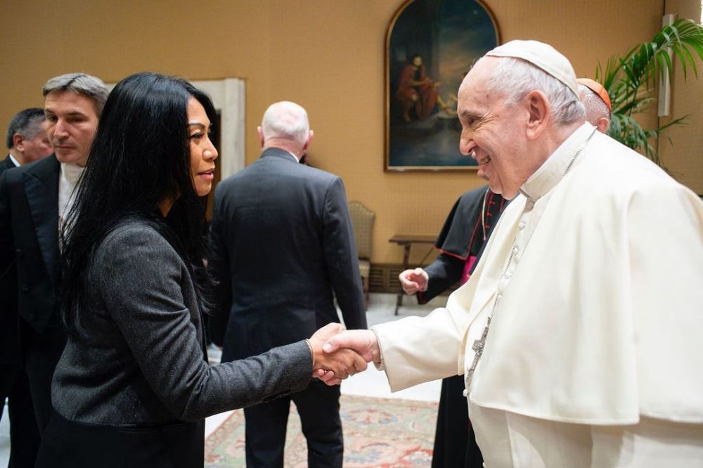 Anggun bangga ketemu Paus Fransiskus di Vatikan, momen tak terlupakan
