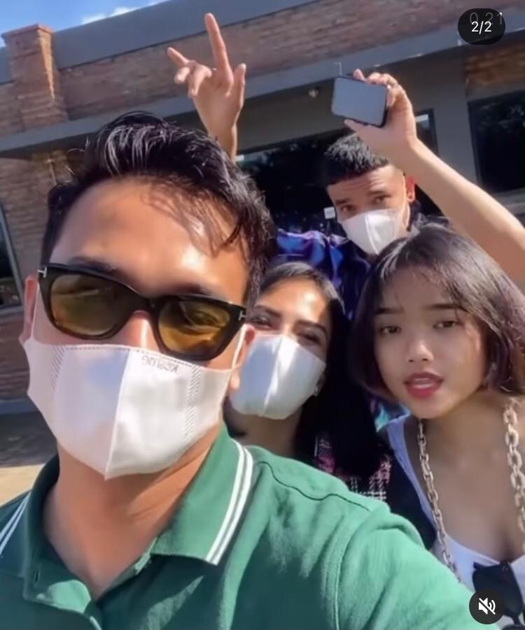 7 Momen Fuji liburan di Bali, nostalgia kebersamaan bareng kakak