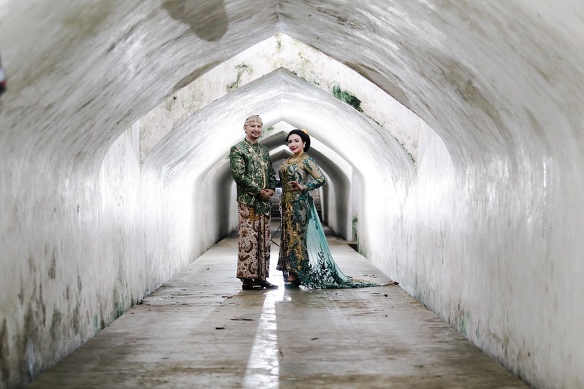 9 Potret prewedding Roro Fitria di Jogja, anggun kenakan 3 kebaya
