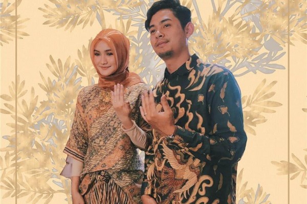 Momen lamaran 7 aktor FTV, calon istri Adi Sastro jadi sorotan