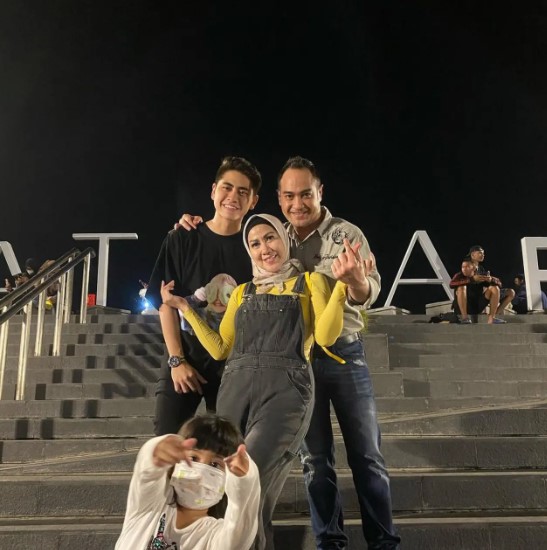 7 Potret kedekatan Ferry Irawan dan Athalla Naufal, calon ayah sambung