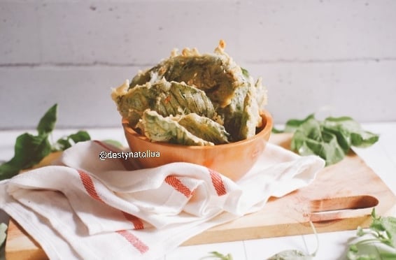 13 Cara membuat keripik bayam, praktis, renyah, dan bisa jadi camilan