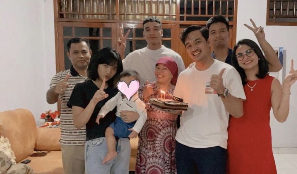 12 Potret kebersamaan Fuji dan keluarga dari masa ke masa, kompak