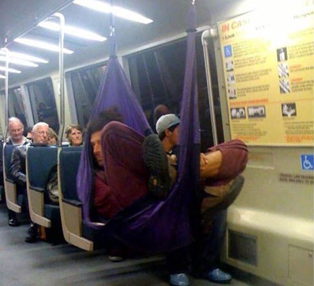 11 Momen lucu nggak kebagian tempat duduk di kereta