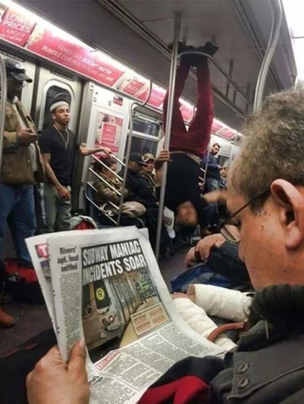 11 Momen lucu nggak kebagian tempat duduk di kereta