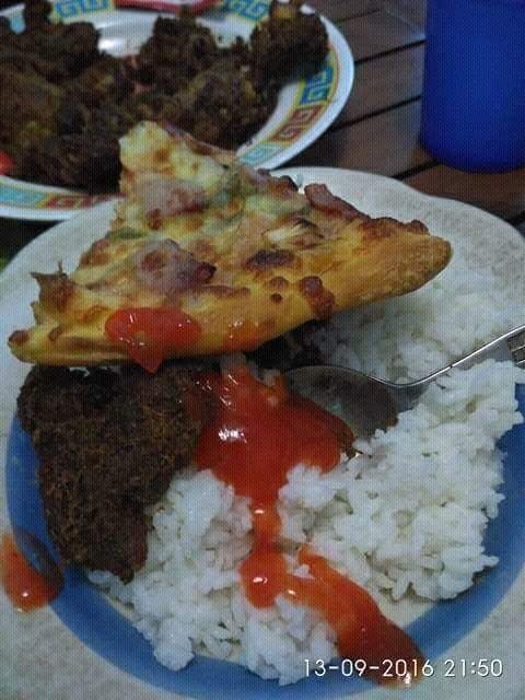 17 Cara antimainstream makan pizza ini bikin cekikikan