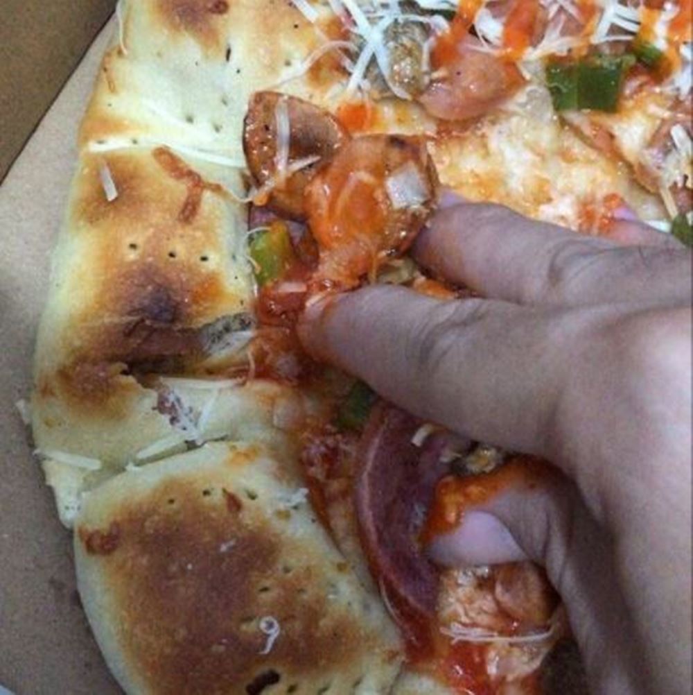17 Cara antimainstream makan pizza ini bikin cekikikan