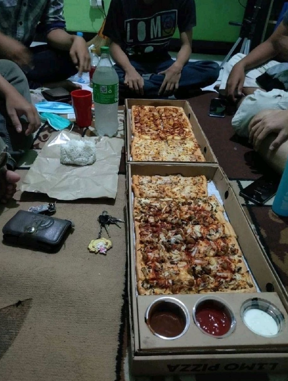 17 Cara antimainstream makan pizza ini bikin cekikikan