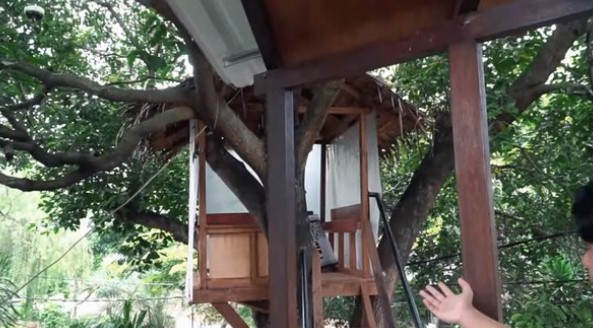 9 Potret rumah Cakra Khan, banyak koleksi benda seni