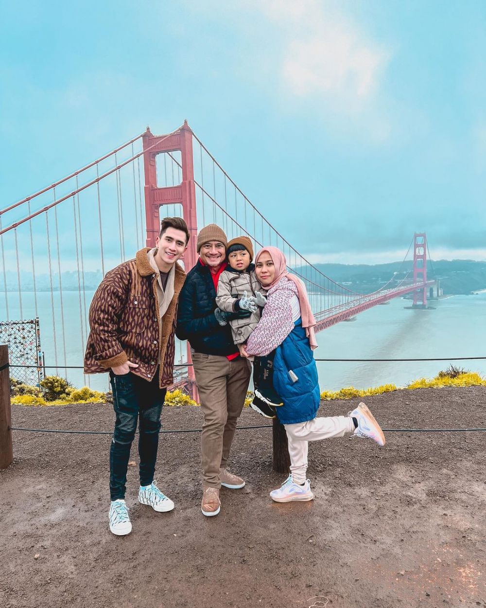9 Momen kedekatan Verrell Bramasta dan ibu sambungnya, liburan bersama