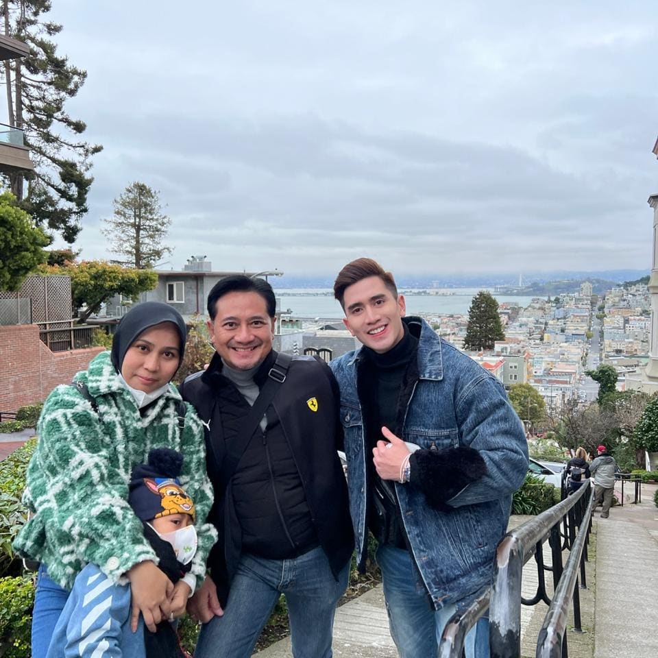9 Momen kedekatan Verrell Bramasta dan ibu sambungnya, liburan bersama
