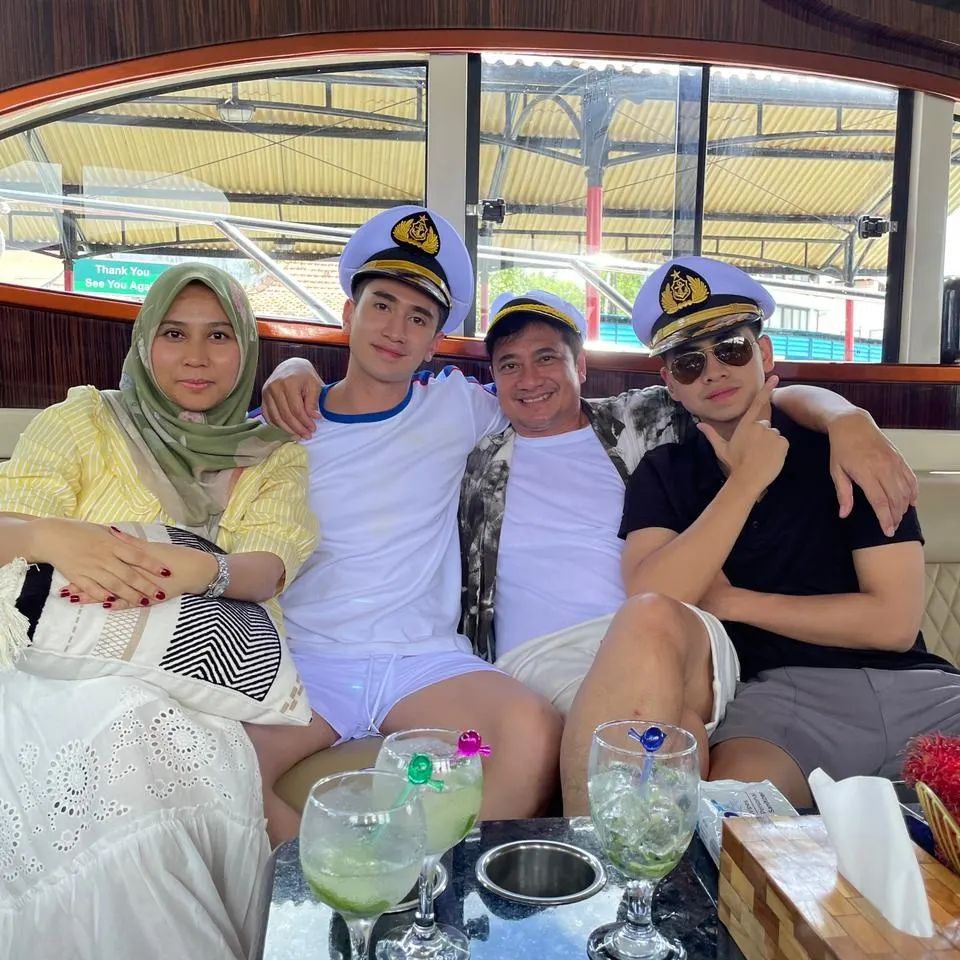 9 Momen kedekatan Verrell Bramasta dan ibu sambungnya, liburan bersama