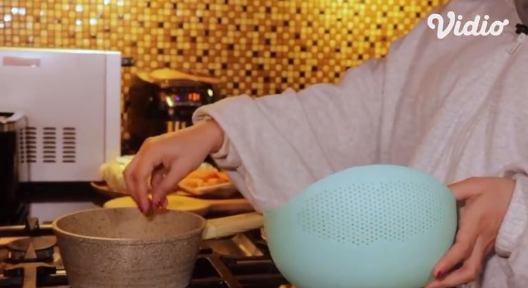 8 Trik Lesty Kejora masak makanan sehat saat hamil besar, mudah ditiru